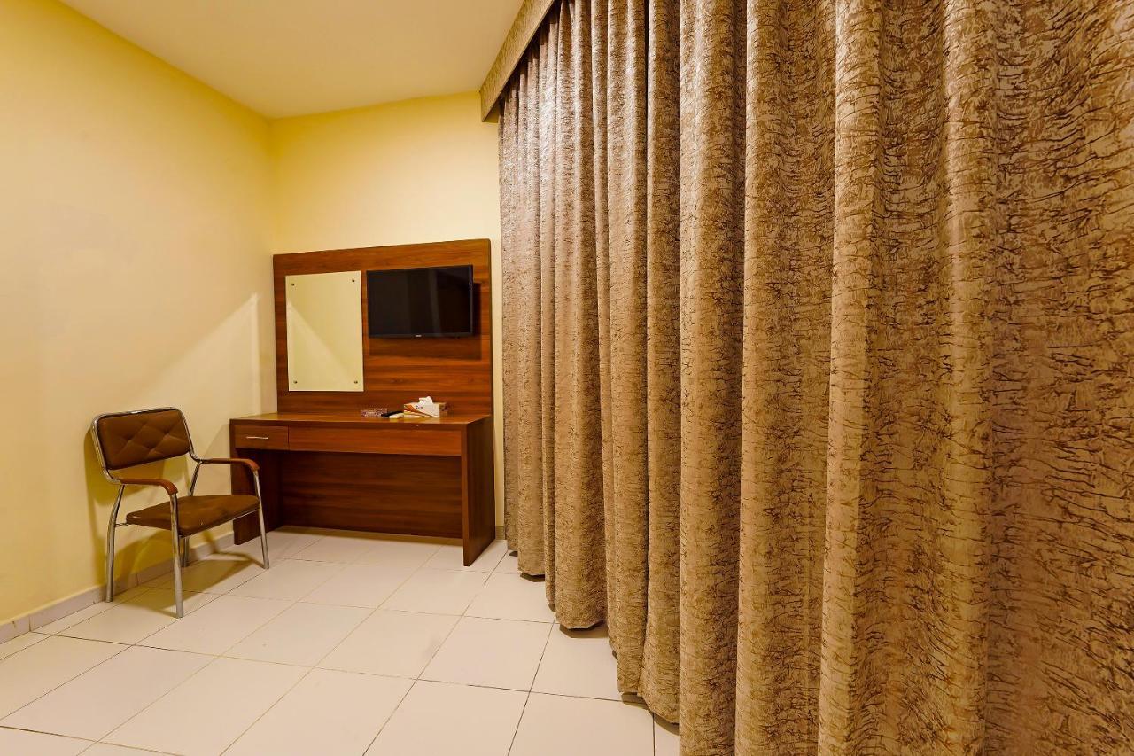 Oyo 925 Emirates Hotel Dubai Eksteriør billede